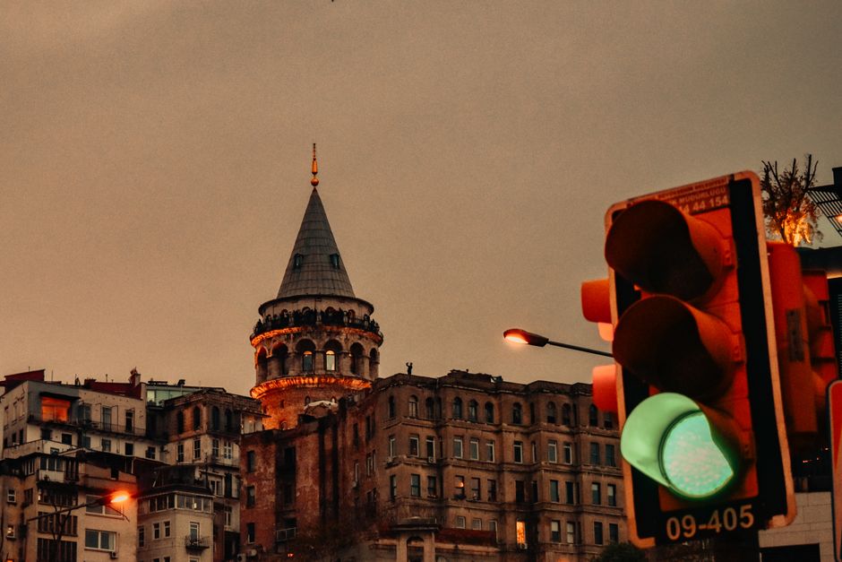 İş-Yaşam Dengesi Nasıl Kurulur? Pratik Yollar 2 İş yaşam dengesi kuran huzurlu bir kişi