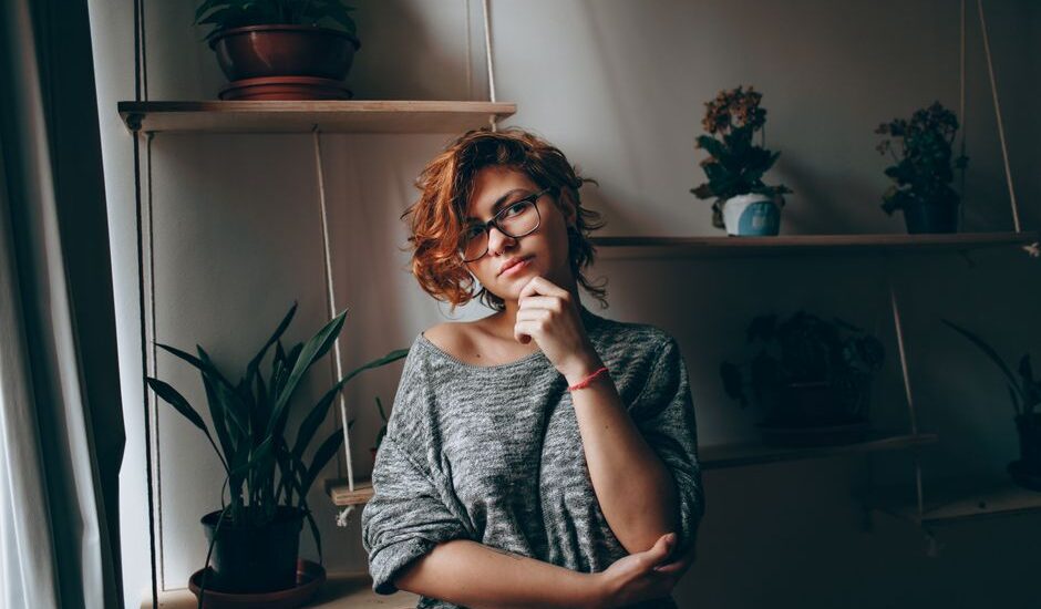 Kendini sabote etme davranışını düşünen bir kişi