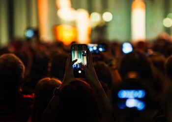 Parasosyal ilişki kuran bir kişi telefon ekranına bakıyor