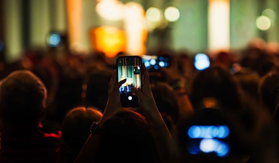 Parasosyal ilişki kuran bir kişi telefon ekranına bakıyor