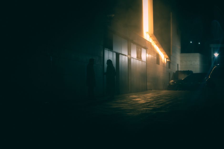 Parasosyal İlişki Nedir? Belirtileri ve Dengede Tutmanın Yolları 2 Parasosyal ilişki kuran bir kişi telefon ekranına bakıyor