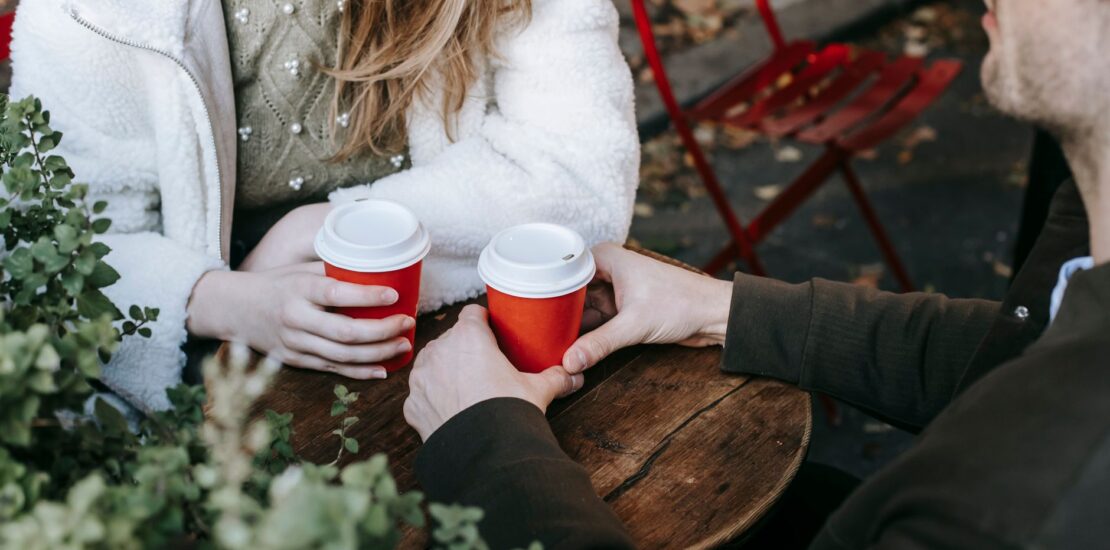 Situationship yani belirsiz ilişki yaşayan bir çift kafede ciddi bir konuşma yaparken