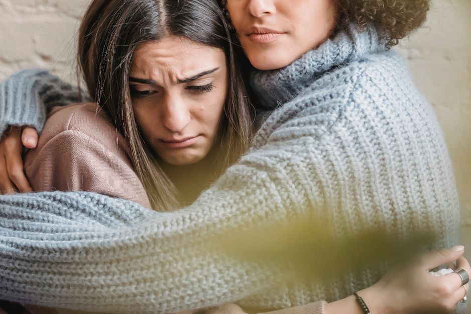 Yas Süreci Nedir? Aşamaları ve Baş Etme Yolları 2 Yas süreci yaşayan bir kişiyi anlatan görsel