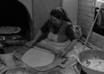 Zihinsel yük altında yorgun hisseden bir kişi