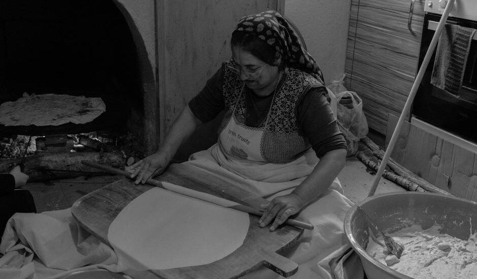 Zihinsel yük altında yorgun hisseden bir kişi