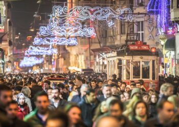 Agorafobi yaşayan kişinin kalabalıkta hissettiği kaygı