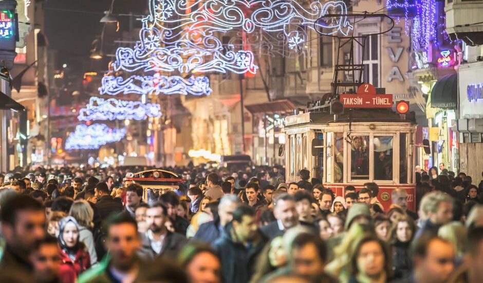 Antropofobi yaşayan bir kişi kalabalıkta tedirgin