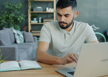 Bilişsel yük altında yorgun hisseden bir kişi