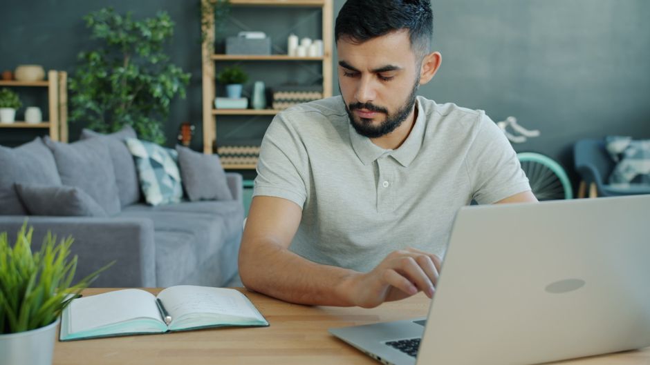 Bilişsel yük altında yorgun hisseden bir kişi