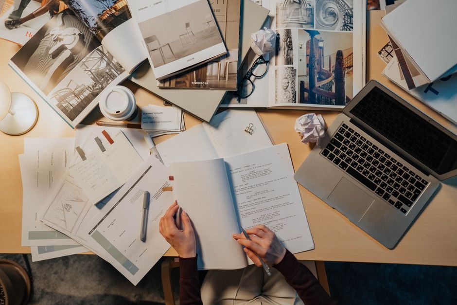 Çoklu Görev (Multitasking) Nedir? Beyne Etkisi ve Odaklanma 2 çoklu görev yaparken dizüstü bilgisayarda çalışan kişi