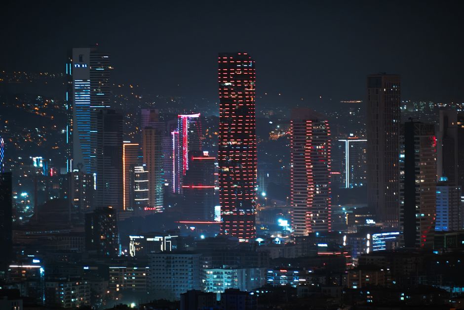 Derealizasyon Nedir? Belirtileri ve Baş Etme Yolları 2 Derealizasyon yaşayan ve pencereden dalgın bakan bir kişi