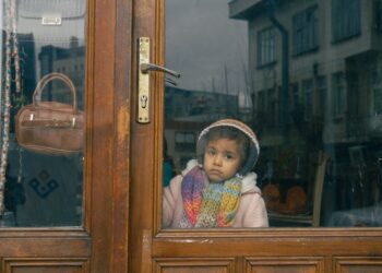 Ebeveyn tutumları ve çocuğuyla konuşan bir anne