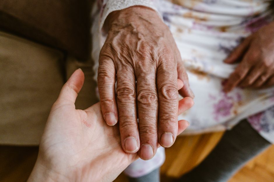 Empati kuran iki kişi birbirini dikkatle dinliyor