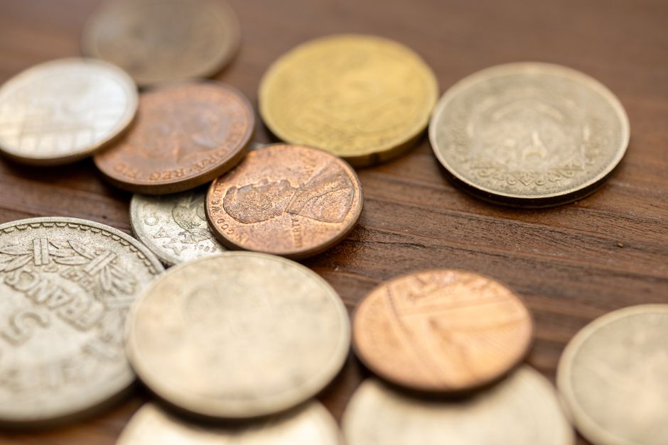 Kayıptan Kaçınma (Loss Aversion) Nedir? Örnekleri ve Baş Etme Yolları 2 Kayıptan kaçınma eğilimiyle karar vermeye çalışan kişi