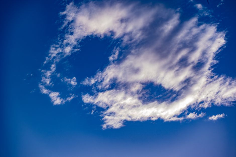 Kutu Nefesi (Box Breathing) Nedir? Nasıl Yapılır? 2 Kutu nefesi tekniğini uygulayan sakin bir kişi