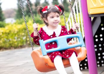 Nazik ebeveynlik yaklaşımıyla çocuğuyla sakin biçimde ilgilenen anne