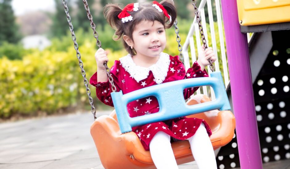 Nazik ebeveynlik yaklaşımıyla çocuğuyla sakin biçimde ilgilenen anne