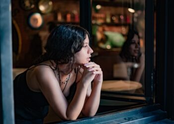 Nosebo etkisi ve olumsuz beklentiyi temsil eden düşünceli kadın