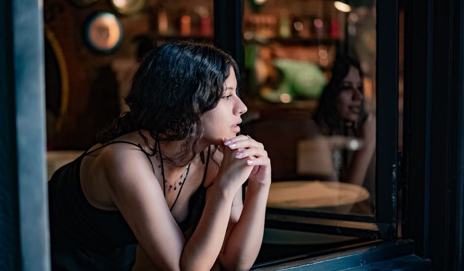 Nosebo etkisi ve olumsuz beklentiyi temsil eden düşünceli kadın