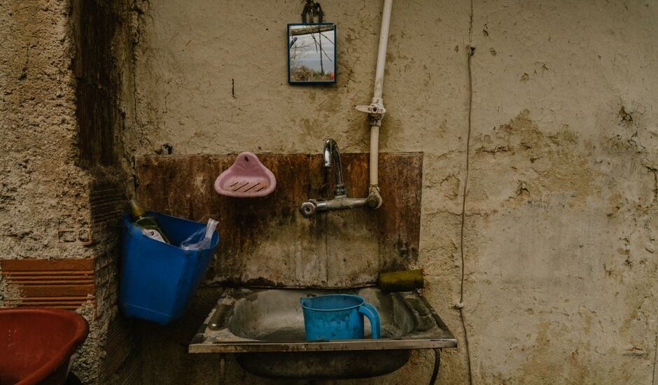 Obsesif kompulsif bozukluk yaşayan bir kişinin ellerini yıkaması