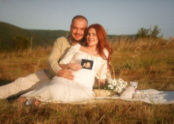Sharenting yapan bir ebeveyn ve telefonuyla çocuğunun fotoğrafı