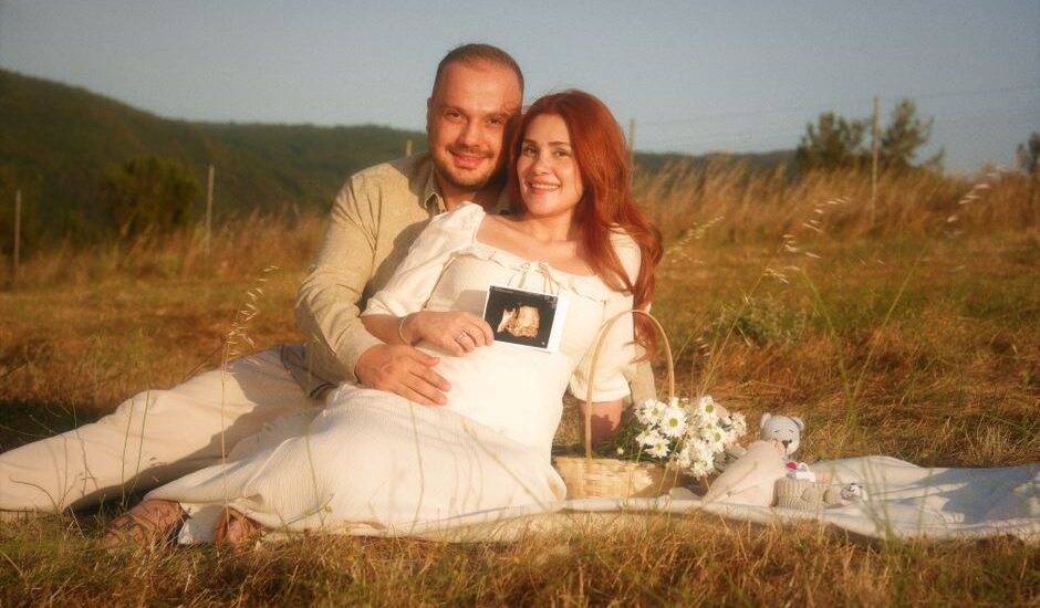 Sharenting yapan bir ebeveyn ve telefonuyla çocuğunun fotoğrafı