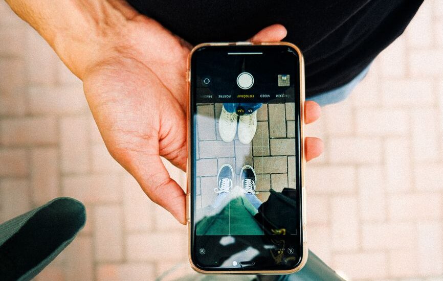 Sosyal karşılaştırma yaparken telefonuna bakan kişi
