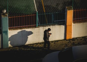 Sosyopati belirtilerini yansıtan yalnız bir figür