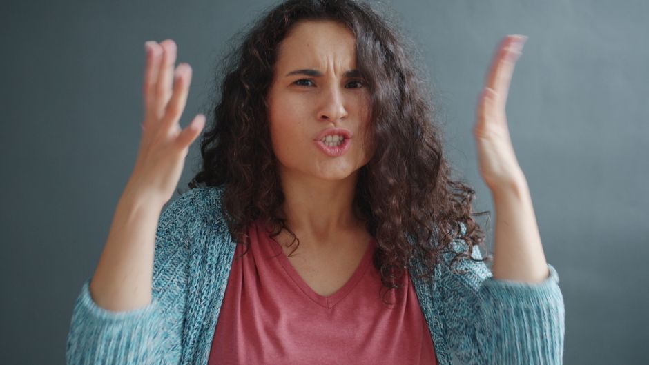 Sürekli şikayet etmek alışkanlığıyla başa çıkmaya çalışan bir kişi