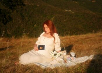 Tükenmiş anne sendromu yaşayan bir anne yorgun bir şekilde oturuyor