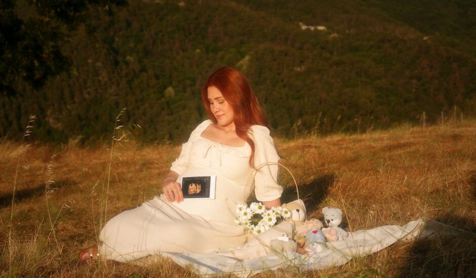 Tükenmiş anne sendromu yaşayan bir anne yorgun bir şekilde oturuyor