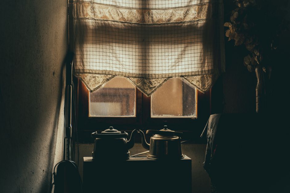 Uyku Ataleti Nedir? Belirtileri ve Baş Etme Yolları 2 Uyku ataleti yaşayan yorgun bir kişi sabah yatakta uyanırken