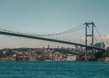 Yükseklik korkusu olan bir kişi yüksek bir noktadan aşağıya bakıyor