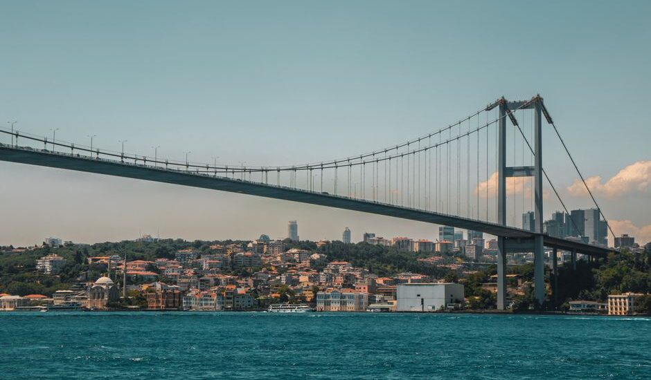 Yükseklik korkusu olan bir kişi yüksek bir noktadan aşağıya bakıyor
