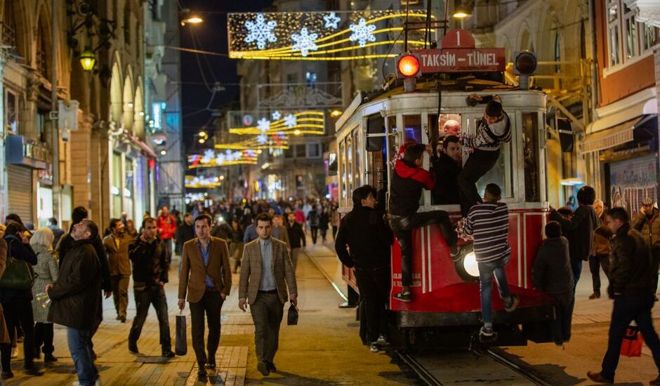 Aşırı uyarılma yaşayan kişi kalabalık ve gürültülü bir ortamda