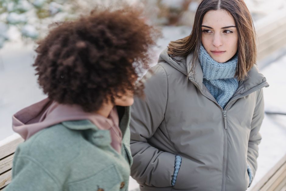 Depresyon Nedir? Belirtileri ve Baş Etme Yolları 2 Pencere önünde depresyon yaşayan üzgün bir kişi