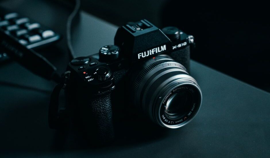 Flaş bellek anılarını temsil eden eski bir fotoğraf makinesi ve ışık