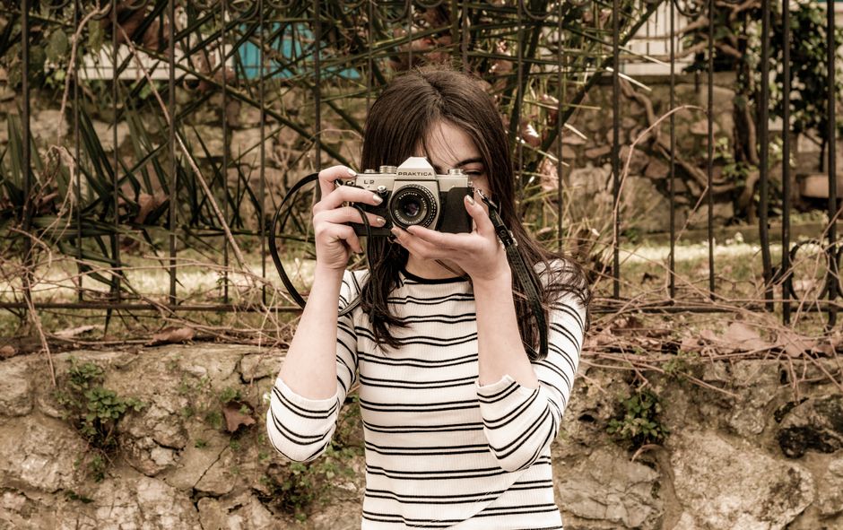 Flaş bellek anılarını temsil eden eski bir fotoğraf makinesi ve ışık