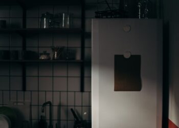 Gece yeme sendromu yaşayan kişi gece mutfakta atıştırıyor