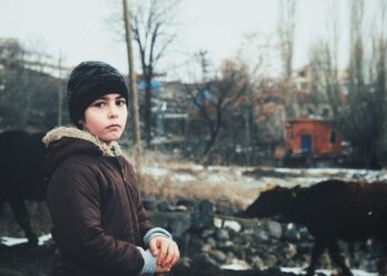 Karşı gelme bozukluğu olan bir çocuk ile ebeveyn etkileşimini anlatan görsel