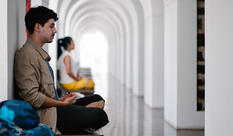 Mindfulness uygulayan huzurlu bir kişi