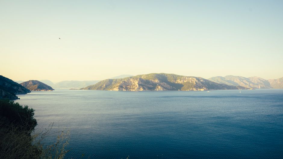 Olumsuz iç ses ile baş etmeye çalışan bir kişi
