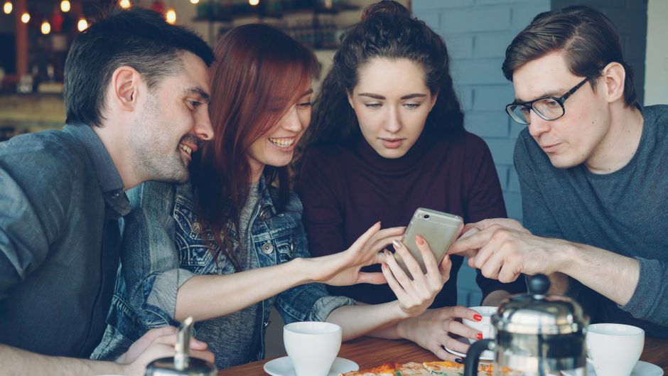 Phubbing Nedir? Belirtileri ve Baş Etme Yolları 2 Phubbing yapan bir kişi masada telefona bakıyor