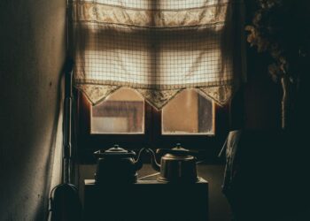Sabah kaygısı yaşayan bir kişi pencere önünde