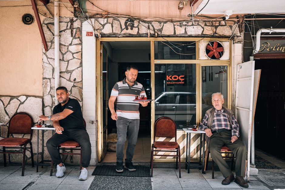 Sanrı bozukluğu yaşayan bir kişinin düşünceli hali