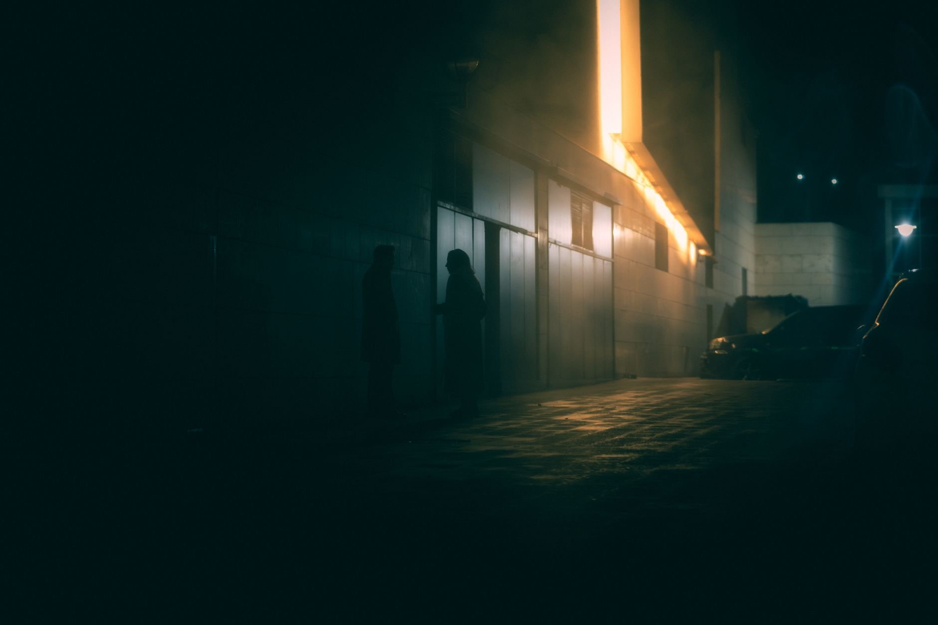 FOMO (Kaçırma Korkusu) Nedir? 2 FOMO nedir konusunu yansıtan, gece telefonuna bakan kişi