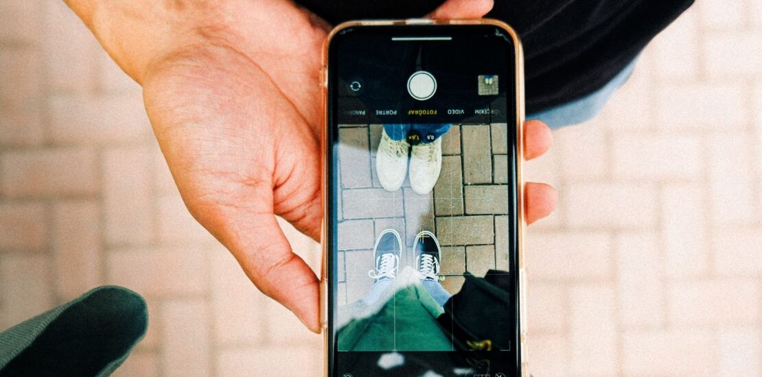 FOMO nedir konusunu yansıtan, gece telefonunda sosyal medyaya bakan kişi