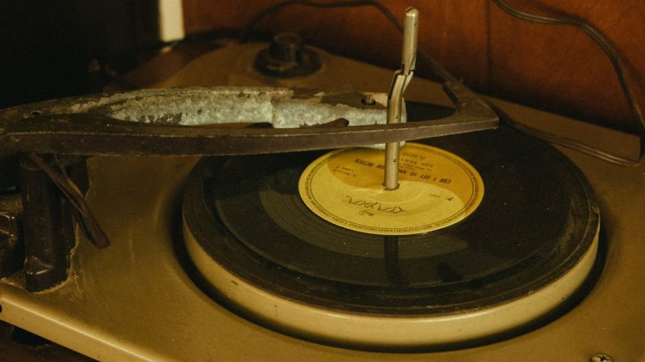 Eski fotoğraflara bakan kişi ve nostalji duygusu